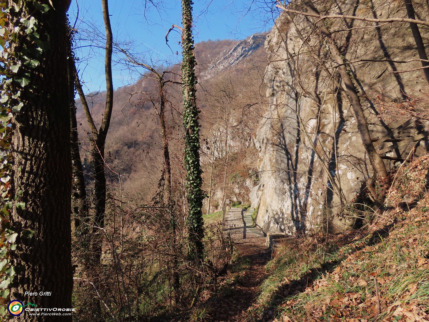 06 Passo sotto la falesia ....JPG